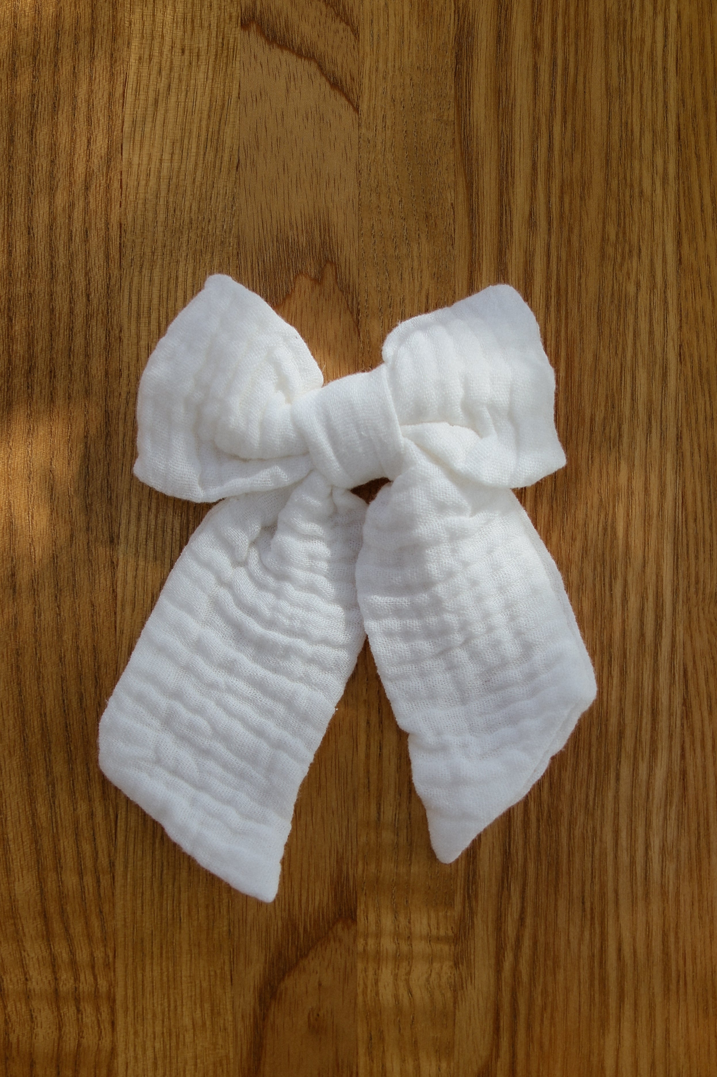 Large bow clip ~ white