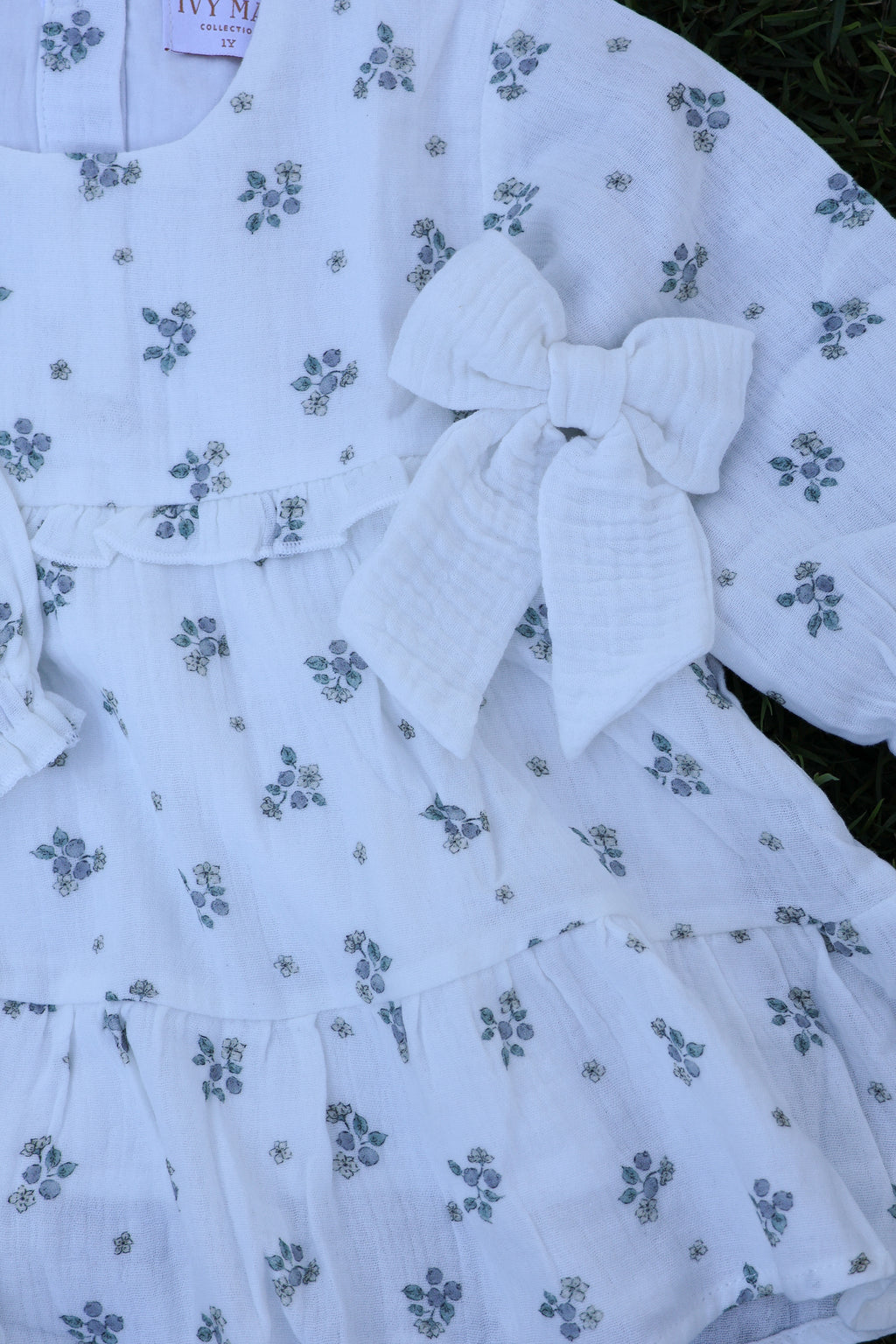 Large bow clip ~ white