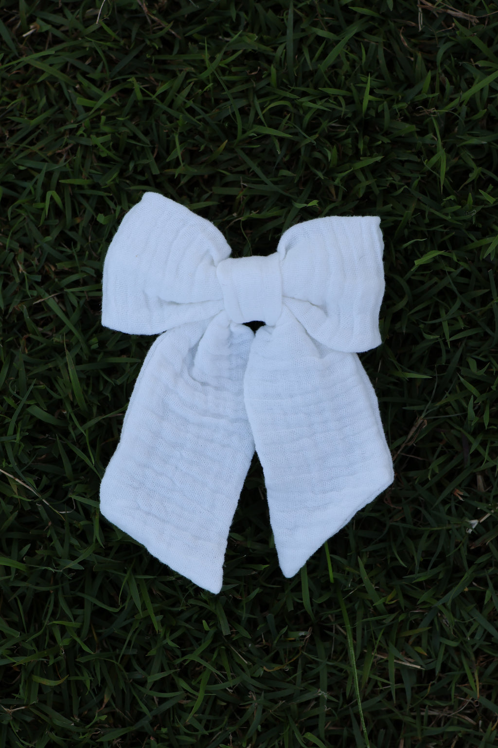 Large bow clip ~ white
